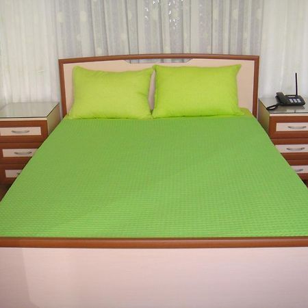 Nino Apartment On Pirosmani Батумі Екстер'єр фото