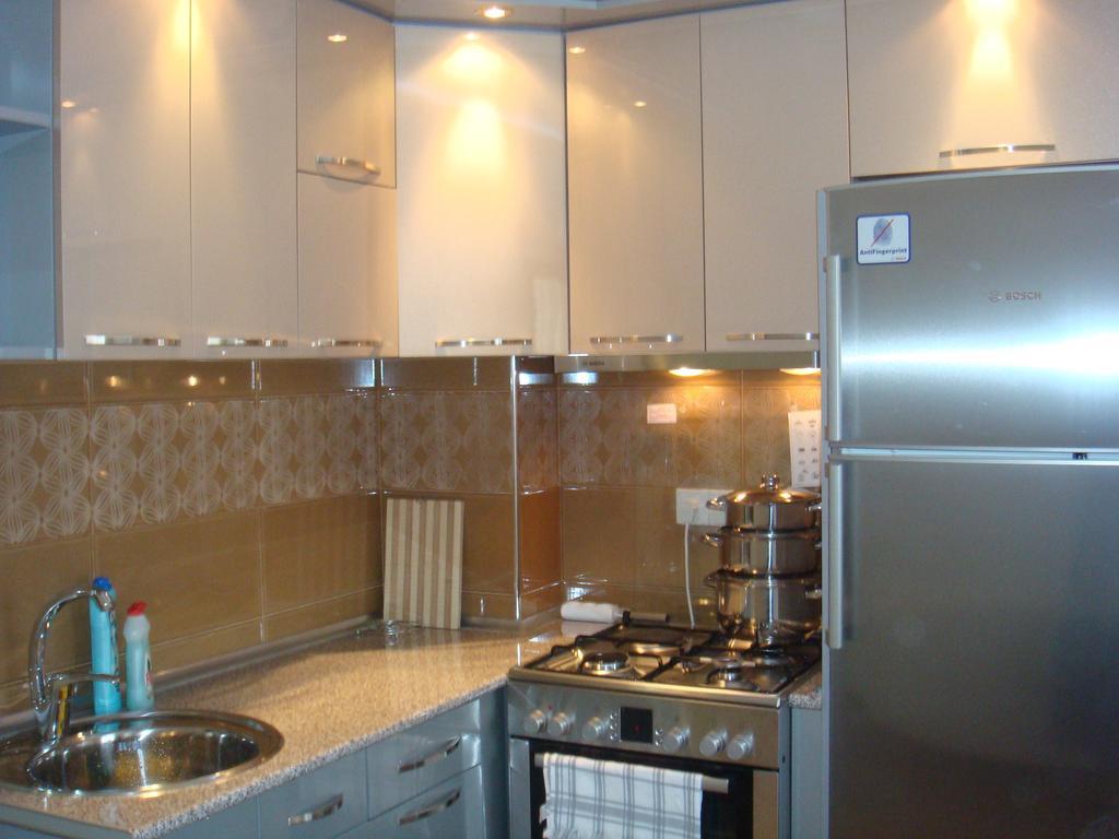 Nino Apartment On Pirosmani Батумі Номер фото