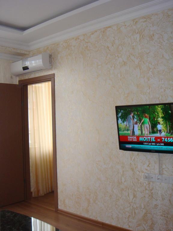 Nino Apartment On Pirosmani Батумі Номер фото