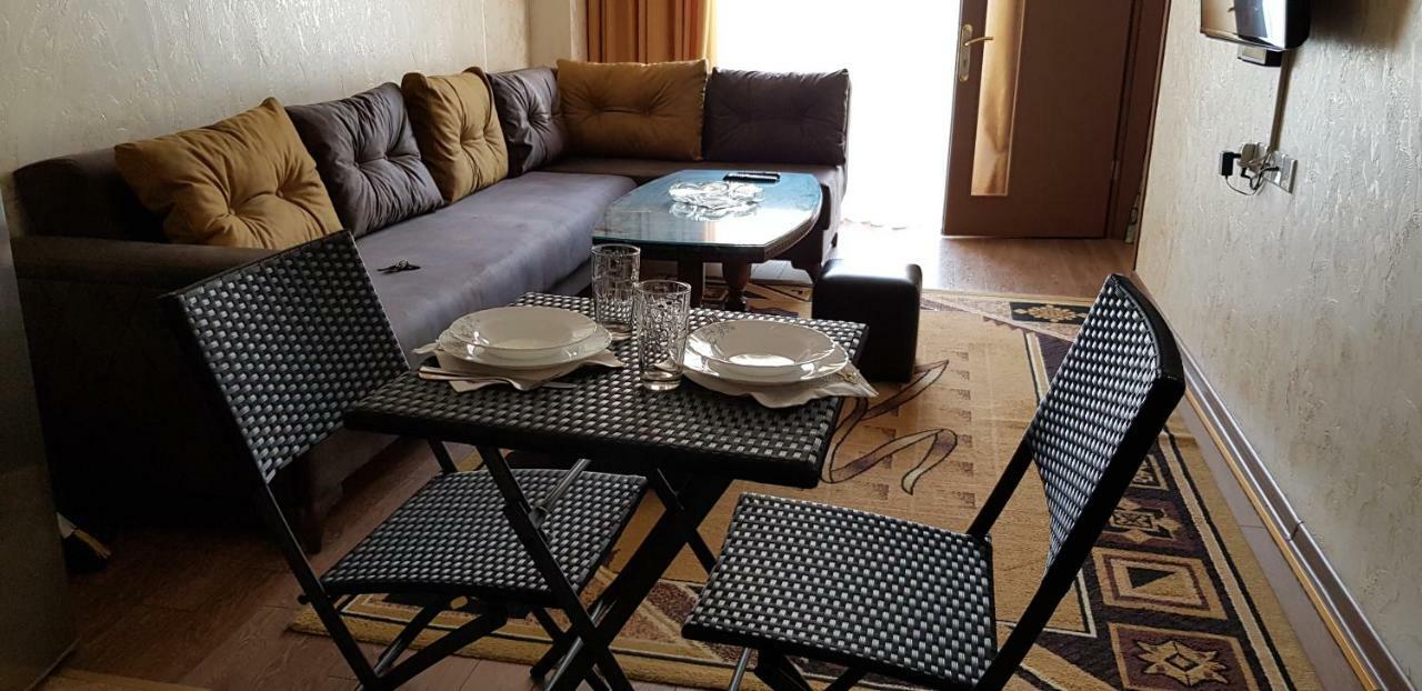Nino Apartment On Pirosmani Батумі Екстер'єр фото